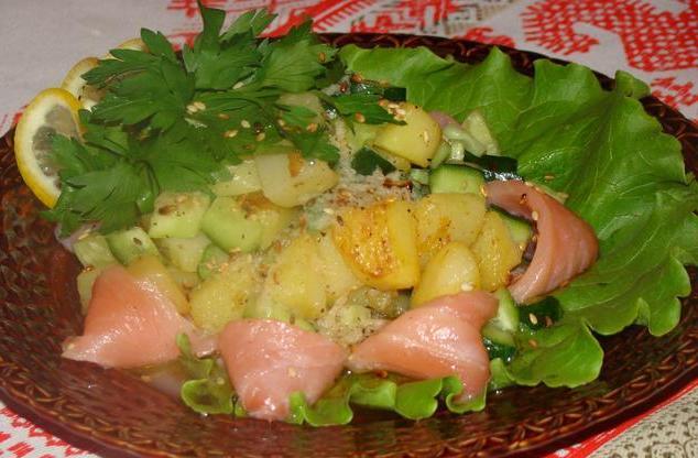 Картофельный салат с сёмгой