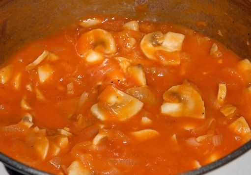 Как консервировать грибы в томатном соусе?