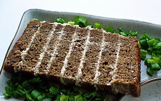 Торт бутербродный из ржаного хлеба с селёдочной массой