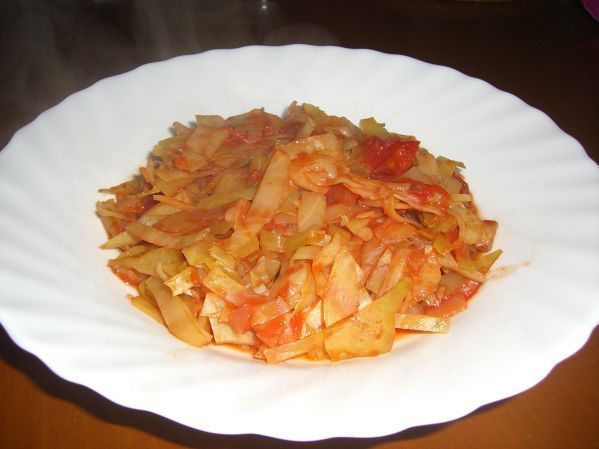 Белокочанная капуста, тушённая с томатным соусом
