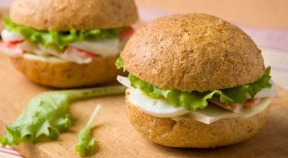 Бутерброды-ассорти с крабами и овощным салатом