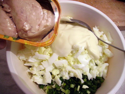 Салат из печени трески с картофелем и зелёным горошком