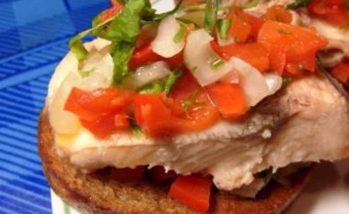 Бутерброды-ассорти с рыбой и овощным салатом