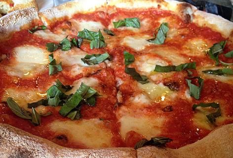 Пицца с сельдью  по-неаполитански 