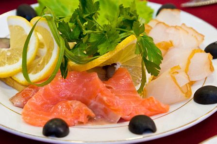 Малосольная деликатесная рыба (сёмга, балык белорыбицы, лососина или бок белуги)