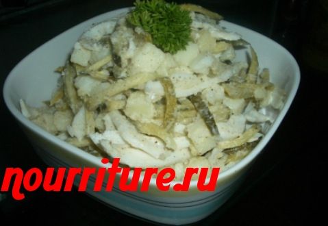 Картофельный салат с кальмарами и солёными огурцами