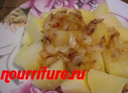 Картофель отварной с жареным луком, грибами и помидорами