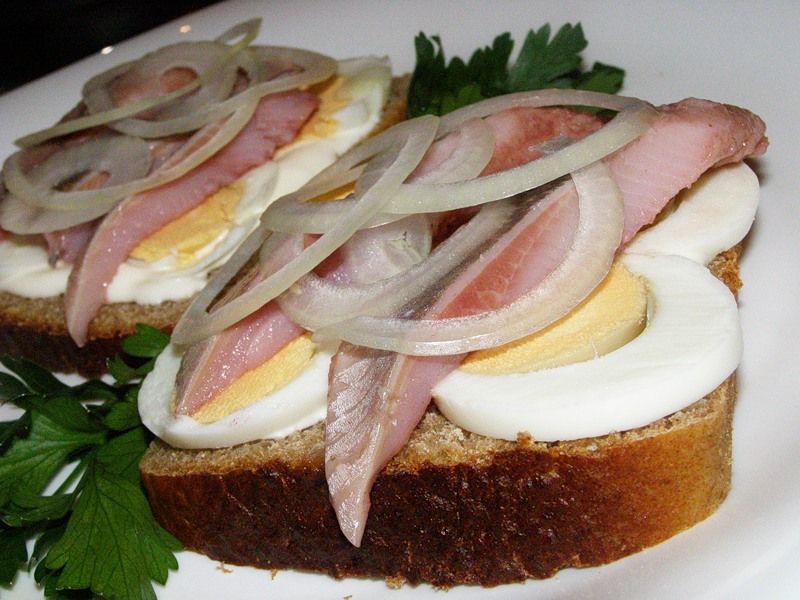 Бутерброды с сельдью и деликатесным маслом