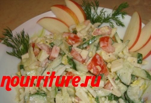 Салат из рыбы с помидорами и яблоками