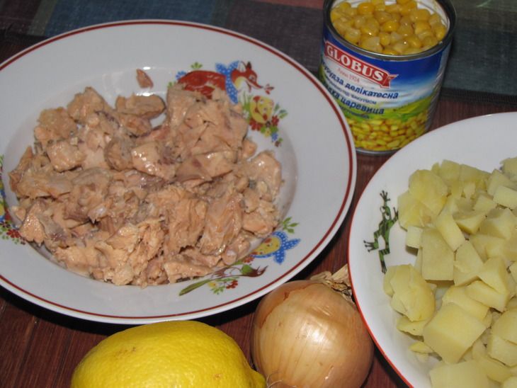 Салат с консервированной рыбой лососевой породы и рисом