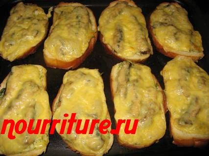 Бутерброды со шпротами, запечённые с сыром