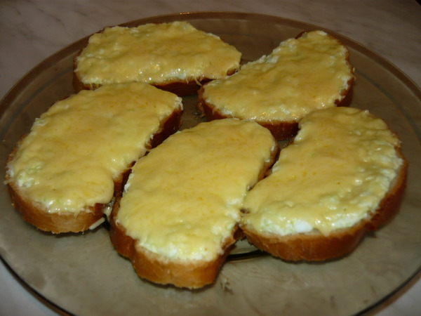 Бутерброды с сырной массой и сельдью