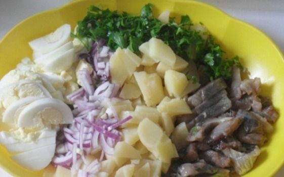 Картофельный салат с овощами и сельдью