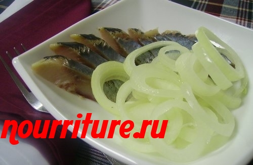 Салат из солёной или копчёной сельди с маринованным луком