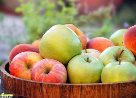 Как консервировать компот из яблок?