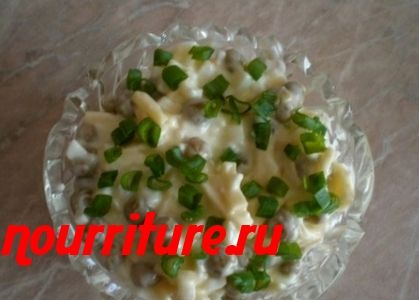 Салат "Любительский" с горошком и плавленым сыром