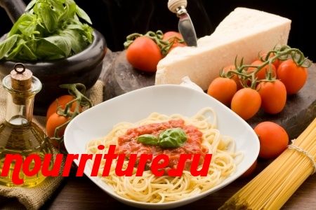 Спагетти с базиликом, помидорами и пореем