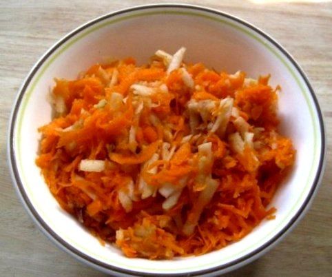 Салат из сырой моркови с яблоками