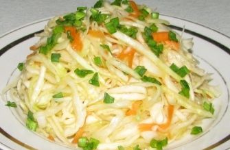 Салат из белокочанной капусты с зелёным луком и морковью