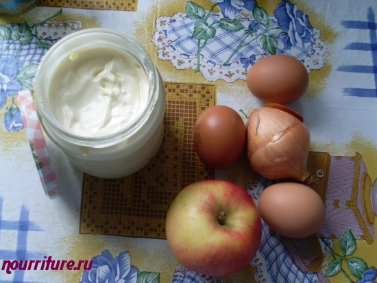 Слоёный салат с луком, яйцом и яблоком
