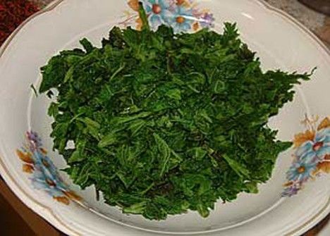 Салат из свежей крапивы с грецкими орехами
