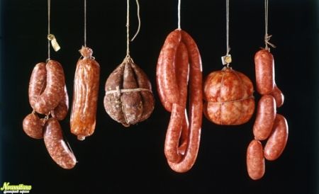 Как хранить мясные деликатесы: копчёную колбасу, окорок, грудинку, корейку, домашние колбасы и полукопчёную колбасу?