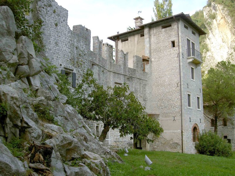 05-airbnb-castrum-of-serravalle-italy.jpg 05-airbnb-castrum-of-serravalle-italy.jpg