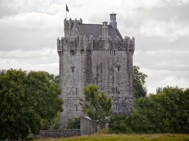 02-airbnb-castello-dal-pozzo-piedmont-italy.jpg 03-airbnb-peters-castle-galway-ireland.jpg