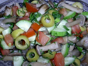Салат из солёных или маринованных грибов