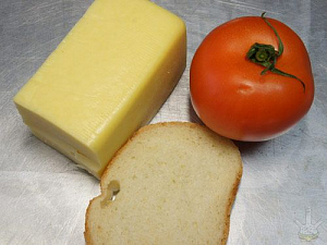 Бутерброды с сыром и маринованным сладким перцем или помидором