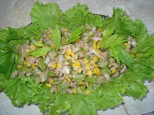 Салат из консервированного тунца, сайры или ставриды