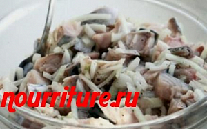 Рыбный салат из солёной скумбрии