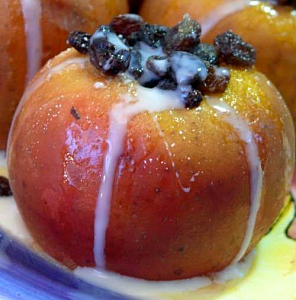Яблоки, запечённые с изюмом и грецкими орехами