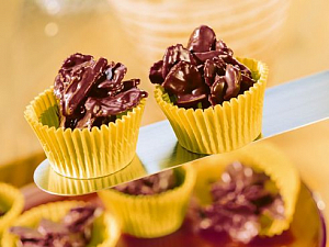 Хрустящие шоколадные конфеты: орехи, сухарная крошка и корнфлекс