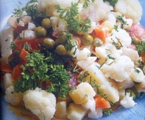 Овощной салат с отварной рыбой