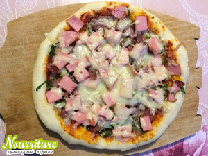 Пицца по-неаполитански (с сардельками или колбасой)