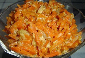 Рыбный салат с морковью и укропом